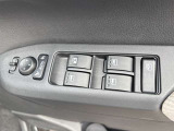 窓スイッチは使用感が出やすい所。文字消えや汚れ、オート機能・ロック操作の有無も確認◎。