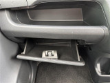 【グローブボックス】大容量のグローブボックスです!!車検証ケース他、日頃使う小物類の収納スペースもたくさんあります!