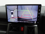 【パノラマモニター】上からの映像を表示。前後左右のカメラで合成し、運転席からの目視だけでは確認しにくい状況をリアルタイムで見晴らせます