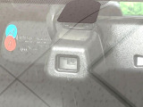 【エマージェンシーブレーキ】走行中に前方の車両等を認識し、衝突しそうな時は警報とブレーキで衝突回避と被害軽減をアシスト。より安全にドライブをお楽しみいただけます。