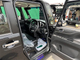 【運転席】座り心地が良いシートなので長時間の運転でも快適にお過ごしいただけます。新品のフロアマットのご注文も可能です。掲載箇所以外にご希望の写真がございましたらお気軽にお問い合わせ下さい。