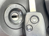 【キーレス】少し離れた場所からでもボタン一つでドアの開錠・施錠ができるのでとっても便利!ドアの鍵穴周りに傷をつけることもありません♪