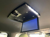 【フリップダウンモニター】大画面モニターで後席でもエンタメをお楽しみいただけます。小さなお子様にも大人気の装備です♪