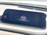 【8.8インチマツダコネクト】車内の雰囲気にマッチした大型のディスプレイ。スマホ接続でのナビ使用やBluetooth再生等、様々な機能が楽しめます。直感的なダイヤル操作が可能で、使い勝手も良好です。