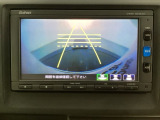 バックでの車庫入れも安心です! リアカメラが付いているバックモニター付のナビを装備しております。操作線もついており距離感も画面から確認できます。