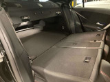 メルセデスのシートは少し硬めになっております。長時間の運転の際、適度な反発があることでお尻や腰の負担を減らす効果が御座います。