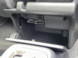 【ETC】有料道路を利用する際に料金所で停止することなく通過できる、ETC車載器(ノンストップ自動料金収受システム機器)が装備されています。セットアップを行うことで利用可能になります。