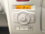 【オートエアコン】一度お好みの温度に設定すれば、車内の温度を検知し風量や温度を自動で調整。暑い&hellip;寒い&hellip;と何度もスイッチ操作をする必要はありません。快適な車内空間には必須の機能ですね♪