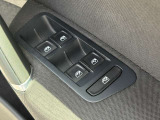 運転席ドアに集約されたパワーウィンドウスイッチで全窓をスマートに操作できます。