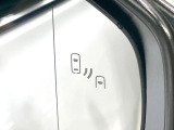 【ブラインドスポットモニター】走行中、ドアミラーの死角になりやすい箇所に後続車が接近するとサイドミラーのレンズに警告を表示!ドライバーに注意喚起をしてくれます。