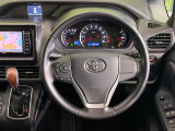 【純正革巻きステアリング】上質な革を使用することで、手にしっかり馴染みとても運転しやすいハンドルです♪