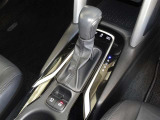電動パーキングブレーキ・ブレーキホールドを装備してます。ホールド機能は信号待ちが多い一般道で疲労軽減になり、大好評です!
