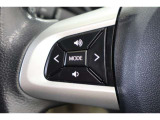 運転中にステアリングから手を離さなくてもオーディオ操作が出来るスイッチを装備しています。走行中に視線を逸らさず出来る手元操作は安全運転につながります。