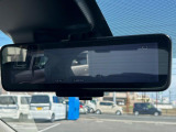 【インテリジェントルームミラー】後席の大きな荷物や同乗者で後方が確認しづらい時でも安心!カメラが撮影した車両後方の映像をルームミラー内に表示。クリアな視界で状況の確認が可能です!