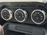 【オートエアコン】一度お好みの温度に設定すれば、車内の温度を検知し風量や温度を自動で調整。暑い&hellip;寒い&hellip;と何度もスイッチ操作をする必要はありません。快適な車内空間には必須の機能ですね♪