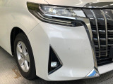 【LEDヘッドライト】悪天候や夜間走行時も良好な視界を確保し安心して運転できる高輝度LEDヘッドライトを装備!点灯速度が早く、消費電力も抑えられています。