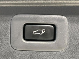 【パワーバックドア】スマートキーや運転席のボタンを押すだけでリアゲートが自動で開閉します!荷物を持っている時や、高い位置にあるバックドアを閉める際に便利な機能です♪