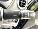 【オートライト】周りの明るさに応じて自動でヘッドライトの点灯・消灯ができる機能です!ライトの付け忘れ・消し忘れなどが無くなり、雨の日や夕方の走行も安心!トンネル通過時も便利ですね♪