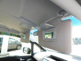 運転席、助手席のサンバイザーには鏡が付いていてちょっとした化粧直しや身だしなみのチェックができます。