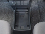 センターフロアトレイ。ティッシュ箱を置いた下にも携帯電話などを収納できる空間があります。さり気ない気遣いを感じられます。