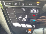 【オートエアコン】一度お好みの温度に設定すれば、車内の温度を検知し風量や温度を自動で調整。暑い&hellip;寒い&hellip;と何度もスイッチ操作をする必要はありません。快適な車内空間には必須の機能ですね♪