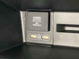 助手席前には横長のトレーとアクセサリーソケットがついています。その下に充電可能なUSB端子が2個ついていますので、手前のトレーにスマートフォンを置いて移動中でも充電できるので便利です。