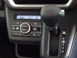 車内を快適に、オートエアコンを装備しています。