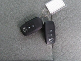 電子キーをポケットやカバンに入れているだけで、ドアの開錠・施錠が行えます。荷物を抱えていてもラクラク開閉です。エンジン始動も行えます。