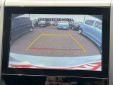 【バックモニター】後方の障害物や歩行者を確認できるバックモニター。狭い駐車場や混雑した場所でも安心して車を操作できます。