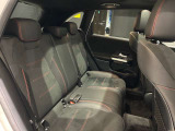 メルセデス・ベンツの定める厳しい基準をクリアしたお車のみをご案内させて頂きます。納車前整備はメーカー規定に基づき当店3Fの指定工場で入念に行なわれます。熟練のメカニックがお客様のお車を整備致します。