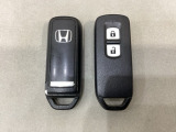 スマートキーを装備しています。鍵を差し込むことなくドアロックの開け閉めと、スタートボタン操作でのエンジンスタートができます。スペアキーも同じものを用意しております。