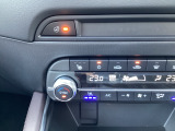 前席には乗員とシートの間の熱のこもりを吸い出し暑い季節でも快適な運転環境を提供する機能を備えています!風量は3段階で調整できます!シートヒーターとハンドルヒーターも付いてますので一年中快適☆