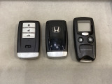 スマートキーを装備しています。鍵を差し込むことなくドアロックの開け閉めと、トランクが開けられるトランクオープナーもついています。加えて、純正リモコンエンジンスターター用の操作キーもついています。