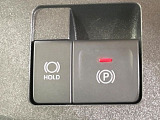 【電動パーキングブレーキ】パーキングブレーキは便利な電動式!ボタン一つで操作でき、アクセルを踏めば自動で解除されます♪レバーやペダルが無いので運転席廻りもすっきりしますね♪