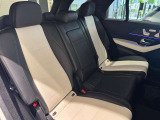 メルセデスのシートは少し硬めになっております。長時間の運転の際、適度な反発があることでお尻や腰の負担を減らす効果が御座います。