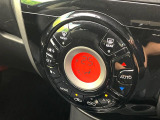 【オートエアコン】一度お好みの温度に設定すれば、車内の温度を検知し風量や温度を自動で調整。暑い&hellip;寒い&hellip;と何度もスイッチ操作をする必要はありません。快適な車内空間には必須の機能ですね♪