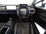 革巻きステアリングで快適な操作性の運転席です。