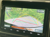 【バックカメラ】駐車時に後方がリアルタイム映像で確認できます。大型商業施設や立体駐車場での駐車時や、夜間のバック時に大活躍!運転スキルに関わらず、今や必須となった装備のひとつです!