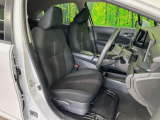 運転席まわりには十分なスペースがあり、大柄な方でもゆったり運転していただける環境です。
