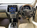 運転席は見やすく整理され、ナビも美しく装着され操作性にも優れています!