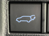 【ハンズフリーパワーバックドア】リアバンパー下部に足先を出し入れするだけでバックドアが自動で開閉♪両手が荷物でふさがっている時でもラクラク開閉操作が行えます!