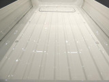 【荷台】広々とした荷台は使い勝手よきよき。お仕事の現場だけでなく、趣味の道具を載せてのアウトドアにも活躍する頼れる相棒です。