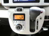 【快適な空調管理】手軽に温度調整できるオートエアコンを装備。操作しやすいシフトノブで、運転中もスムーズに扱えます。
