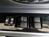 パワーウィンドウスイッチで運転席から全席の窓の開閉ができます。