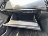 【グローブボックス】大容量のグローブボックスです!!車検証ケース他、日頃使う小物類の収納スペースもたくさんあります!