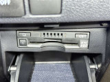 【ETC】高速道路などの料金所における自動料金支払いシステムです。車載器と料金所のアンテナとの間で無線通信を行い、料金を自動で支払うことができます。