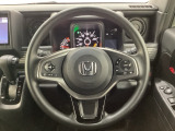 ハンドルにHondaセンシング系のクルーズコントロールやレーンキープアシストなどのスイッチと、オーディオの操作スイッチが装備されています。ハンドルから手を離さず安全に操作できます。