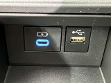 充電用USB端子付き。スマートフォンなどの充電に便利です。
