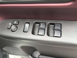 窓スイッチは使用感が出やすい所。文字消えや汚れ、オート機能・ロック操作の有無も確認◎。