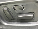 【パワーシート】スイッチ一つで簡単にシートの微調整が可能!電動だから力もいりません!快適なシートポジションにセットして、快適なドライブをお楽しみください。